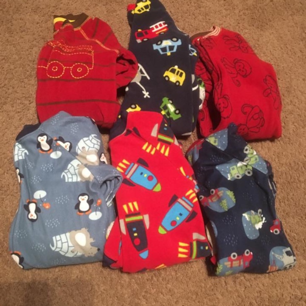 5 pairs of Carter’s one piece footed pajamas. EUC
